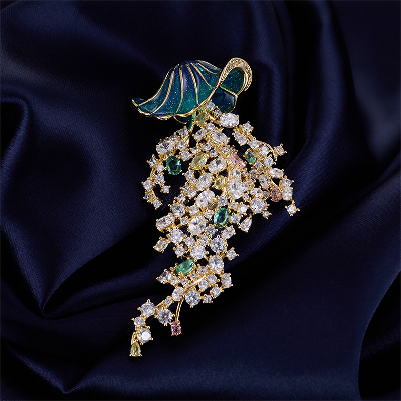 Broche de medusa con incrustac - Luxury Lifestyle Fashion reseña y precio
